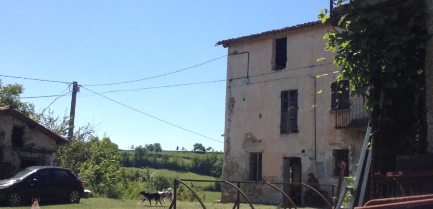 Vicoforte historic farmhouse with land