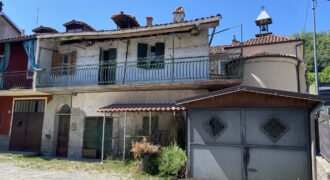 Free house on three sides to be restored